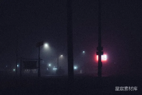 高清摄影 夜晚时分，黑色路灯亮起。