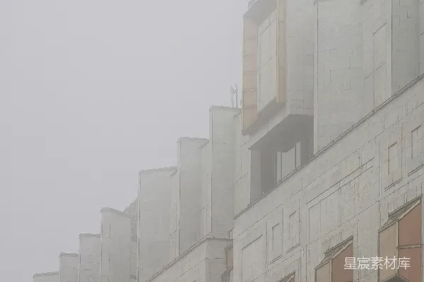 高清摄影 一座窗户众多的建筑在雾蒙蒙的天气中
