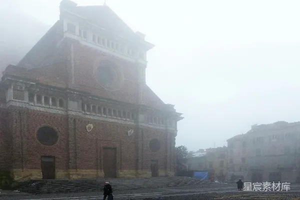 高清摄影 白天，人们在建筑物附近的人行道上行走。