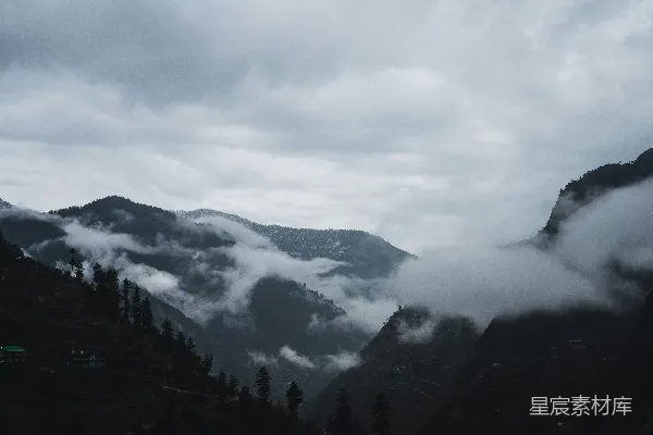 高清摄影 一座被云雾笼罩的山景