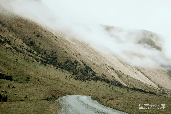 高清摄影 一条位于山脉中央的泥泞道路