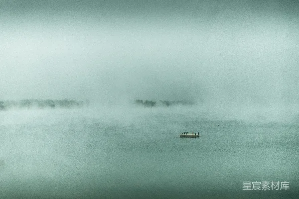 高清摄影 海浪中的船（白天）