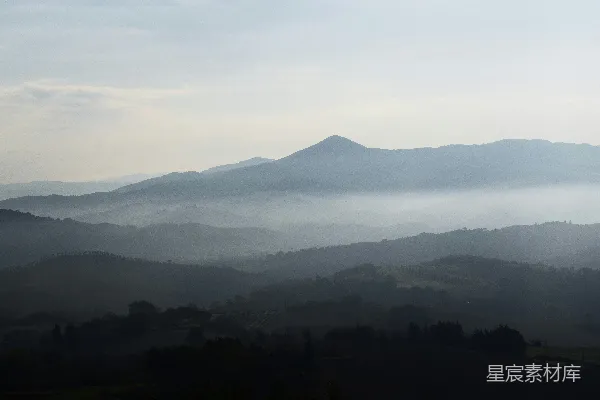 高清摄影 灰天下的山