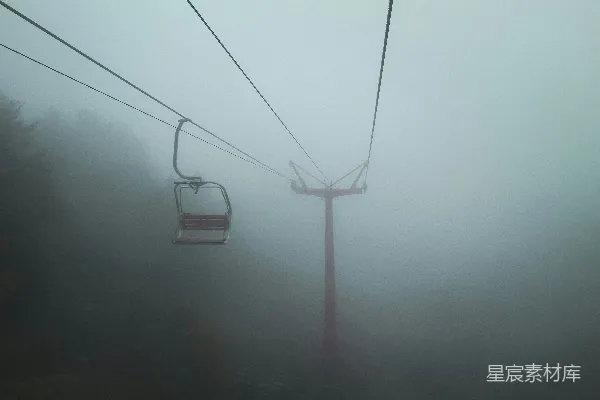 高清摄影 雾中的山地缆车