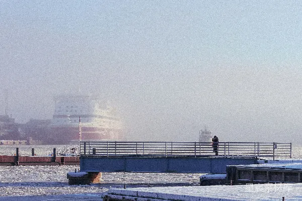 高清摄影 几个人正在一片覆盖着雪的田野上行走。