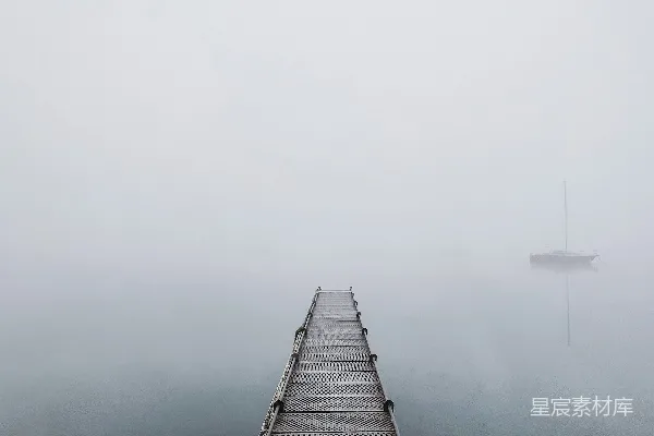 高清摄影 水上的一艘黑白相间的船