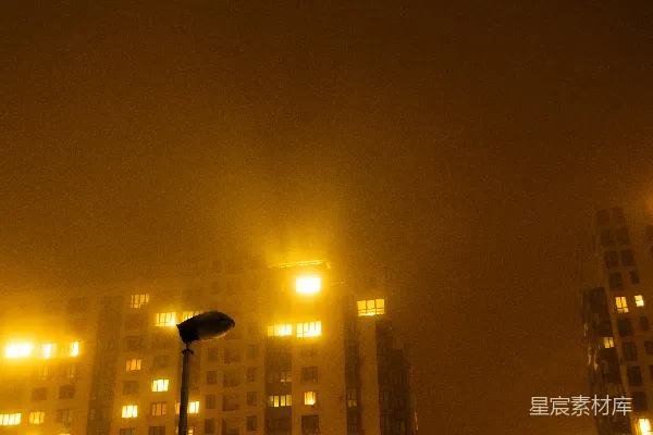 高清摄影 在一个高楼林立的城市里，一个雾蒙蒙的夜晚
