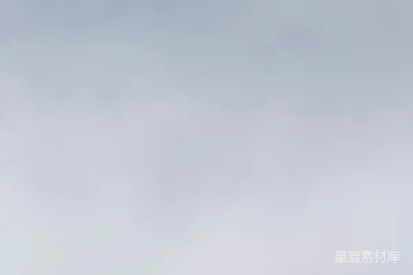 高清摄影 覆盖着积雪的山峰和多云的天空