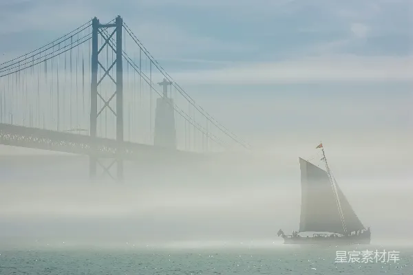 高清摄影 白天的天空下，海面上有一艘白色帆船。