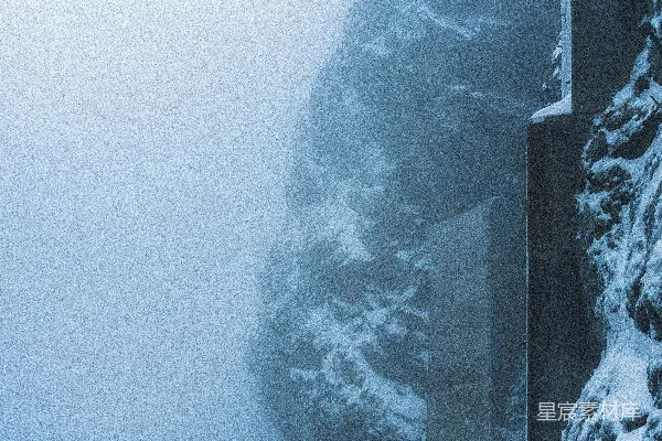 高清摄影 覆盖着雪的山丘沿着山路