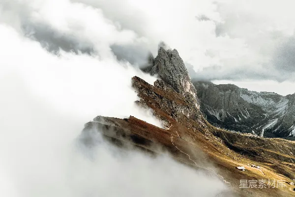 高清摄影 白天，白云下的灰色岩石山