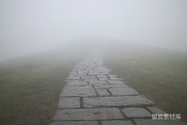 高清摄影 山路上的石径消失在浓雾之中。