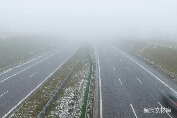高清摄影 一条道路旁有雾气