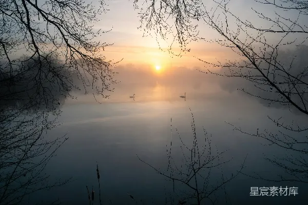 高清摄影 夕阳笼罩在雾蒙蒙的湖面上。