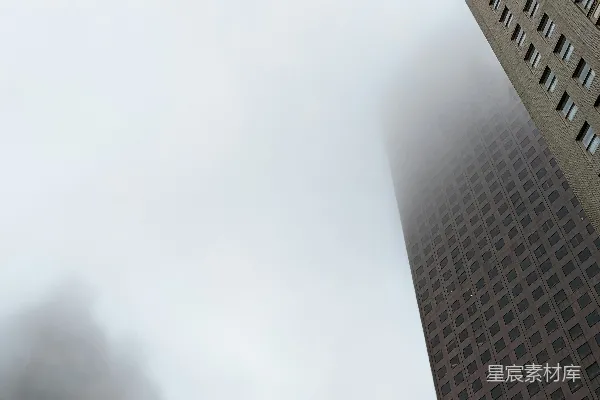 高清摄影 一座非常高大的建筑物高耸在城市之上。