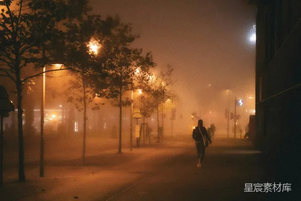 高清摄影 一个晚上在街上行走的人