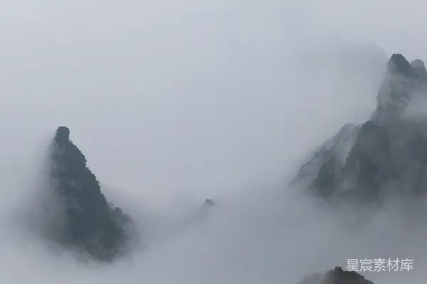 高清摄影 雾蒙蒙的山峰笼罩在雾中。