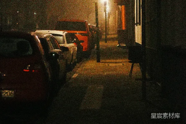 高清摄影 一排停在街道上的汽车在夜晚。
