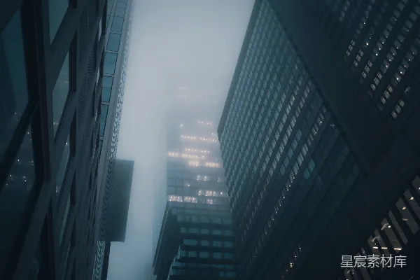 高清摄影 雾蒙蒙的街道，高楼林立。