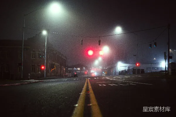 高清摄影 夜晚的街道，路灯照明。