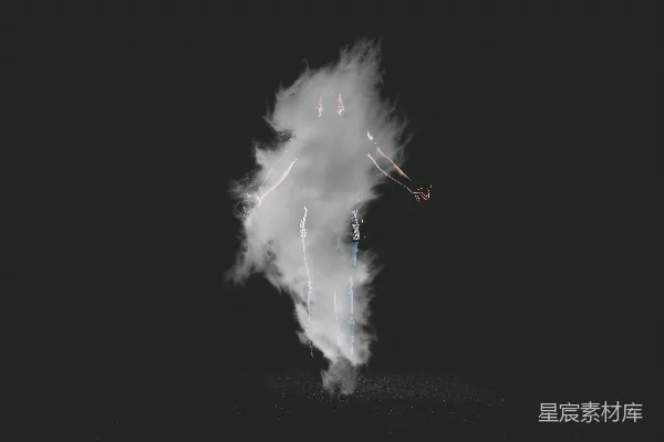 高清摄影 一个人站在烟雾旁，背景是黑色的。