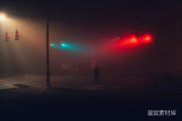 高清摄影 穿黑色夹克的男人站在人行道上，时间是夜间。