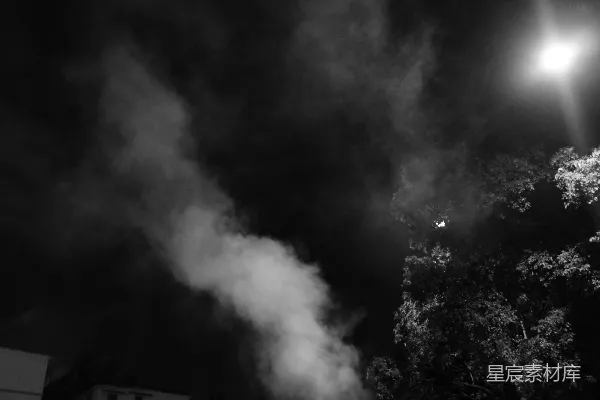 高清摄影 烟雾升腾到漆黑的夜空