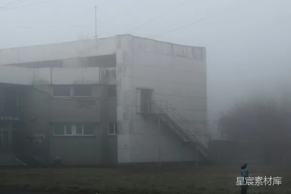 高清摄影 一个人站在一栋建筑前，楼梯旁边。