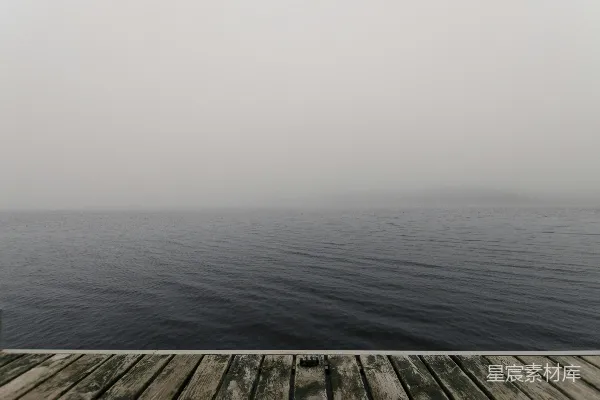 高清摄影 一个木制码头，背景是水面。