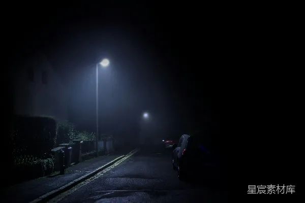 高清摄影 夜晚街道上停着一辆车。