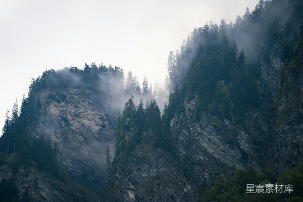 高清摄影 一座被雾气和低云覆盖的山