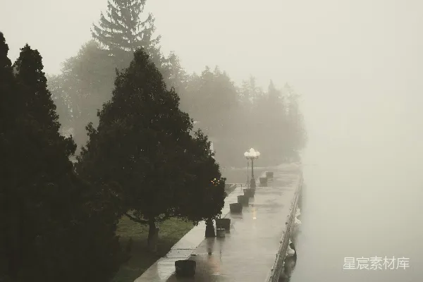 高清摄影 人们在雨中沿着人行道行走