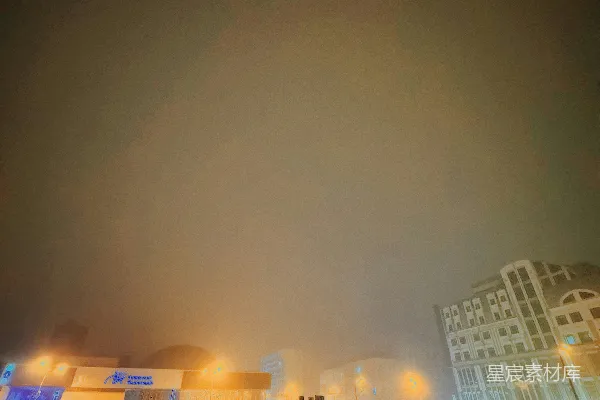高清摄影 一个雾蒙蒙的夜晚，机场中有一座建筑物在背景中。