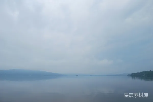 高清摄影 一片被树木和云朵环绕的水域