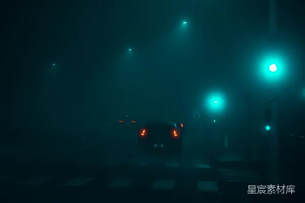 高清摄影 夜晚路上一辆车上有白色的箭头标志