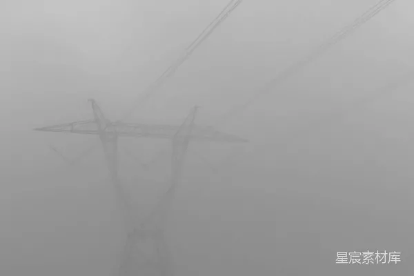 高清摄影 一张雾中电力线的黑白照片