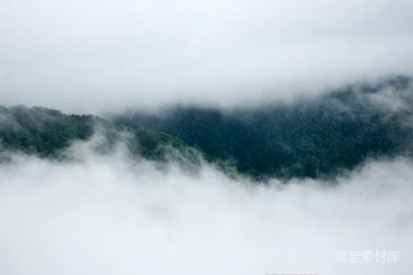 高清摄影 被雾和低云覆盖的山