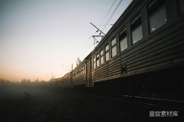 高清摄影 在夕阳下沿铁路线行驶