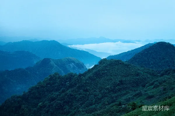 高清摄影 白天白云下的青山