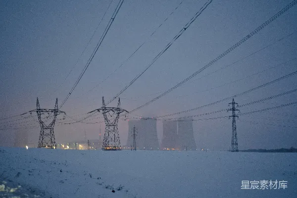 高清摄影 一片覆盖着积雪的田野，背景中有电线杆。