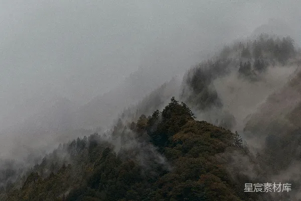 高清摄影 一座被雾和低云覆盖的山