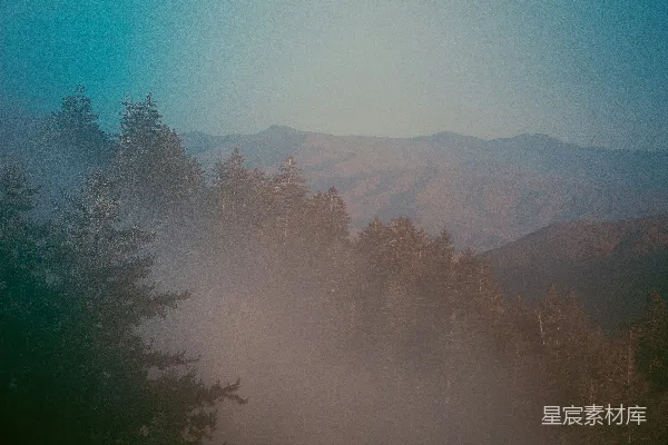 高清摄影 一幅山峦的景色，前景中树木茂盛。
