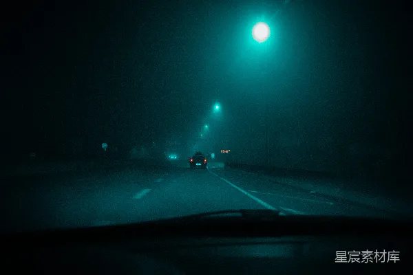 高清摄影 夜晚在公路上驾驶的汽车