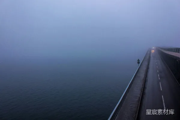 高清摄影 白天海上的白船