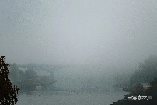 高清摄影 远处有座桥，水面上雾蒙蒙的景象。