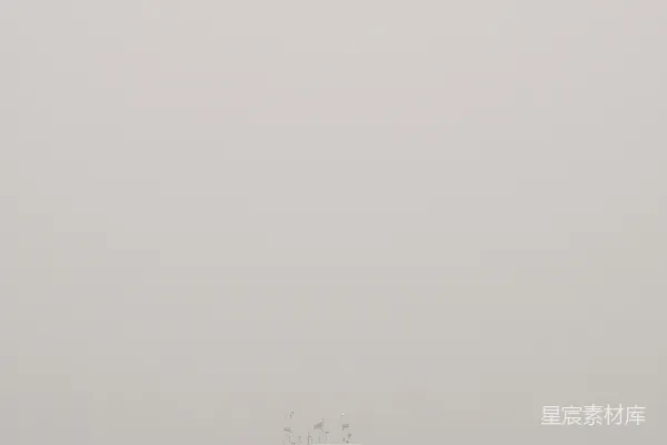高清摄影 雾蒙蒙的天气中，水面上的一艘船