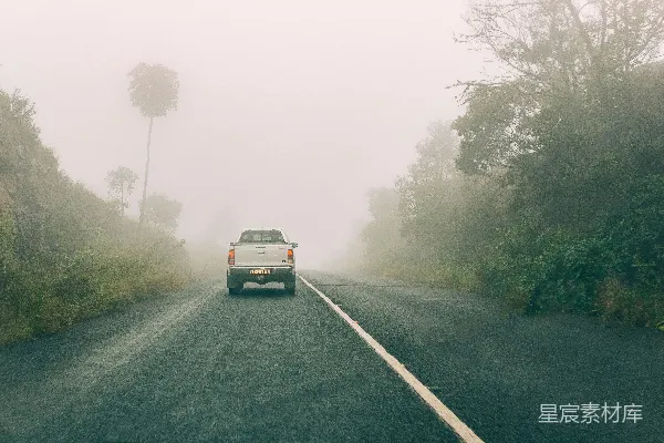 高清摄影 雾中路旁的白色货车