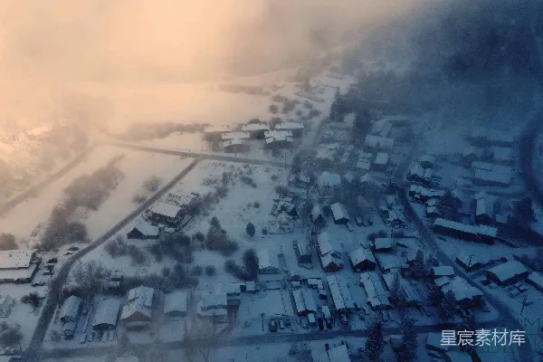 高清摄影 一个下雪的小镇，树木环绕。