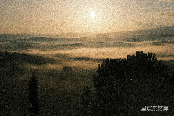 高清摄影 晨曦洒落在雾蒙蒙的景色之上。