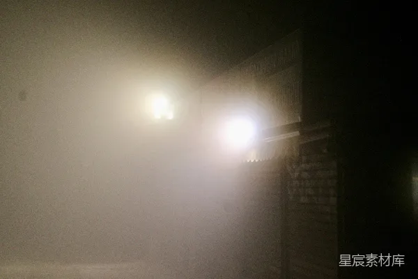 高清摄影 夜晚浓雾中透出明亮的灯光。